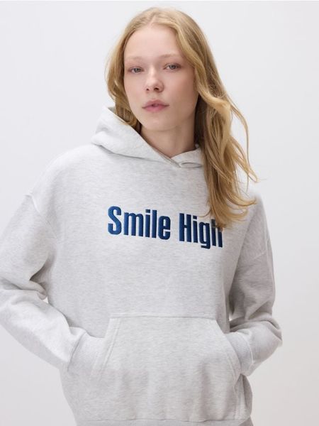 Bluza z napisem - jasnoszary. Szare bluzy damskie Reserved, l, bez wzorów, z bawełny, bez kaptura. W wyprzedaży za 65.99 zł.