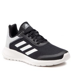 Sneakersy adidas. Czarne półbuty chłopięce Adidas, bez wzorów, bez zapięcia. Za 109.99 zł.