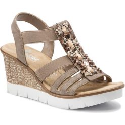 Sandały RIEKER - 65596-64 Beige 1. Brązowe klapki damskie Rieker, bez wzorów, z materiału, bez obcasa, na obcasie. W wyprzedaży za 169.00 zł.