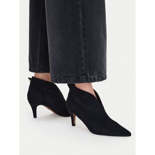 Botki Nine West. Czarne botki damskie Nine West, bez obcasa, na szpilce, bez zapięcia. Za 279.99 zł.