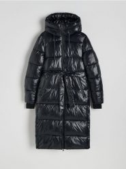 Pikowany płaszcz z wiązaniem - czarny. Czarne płaszcze damskie Reserved, l, bez wzorów, z tkaniny, bez kaptura. W wyprzedaży za 279.99 zł.