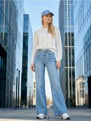 Ażurowy sweter z bawełną - kremowy. Białe swetry damskie Sinsay, l, w ażurowe wzory, z bawełny, bez kołnierzyka, bez ramiączek, bez kaptura. Za 49.99 zł.