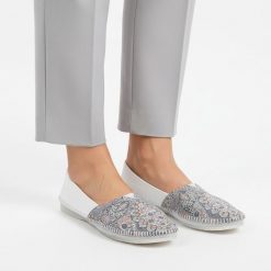 Baleriny damskie Maciejka, cholewka ze skóry naturalnej gładkiej z przodu panel tekstylny z dekoracyjnym wzorem wsuwany fason widoczne przeszycia wok. Białe półbuty damskie Maciejka, na lato, bez wzorów, ze skóry, eleganckie, bez obcasa, bez zapięcia. Za 215.90 zł.