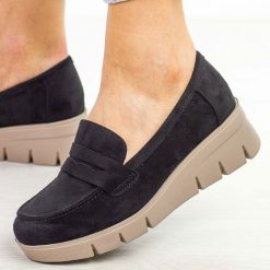 Czarne zamszowe mokasyny damskie na koturnie Potocki 12607. Czarne mokasyny damskie POTOCKI, z jeansu, biznesowe. W wyprzedaży za 126.75 zł.