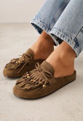 Ciemnobeżowe Klapki VICES Typu Mule z Koralikami Frędzlami i Kokardą Dioleora. Brązowe klapki damskie Born2be, z aplikacjami, eleganckie, bez obcasa, na płaskiej podeszwie. Za 119.99 zł.