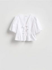 Bluzka z ozdobnymi wiązaniami - biały. Białe bluzki damskie Reserved, l, bez wzorów, z bawełny, bez kołnierzyka, bez ramiączek. Za 99.99 zł.