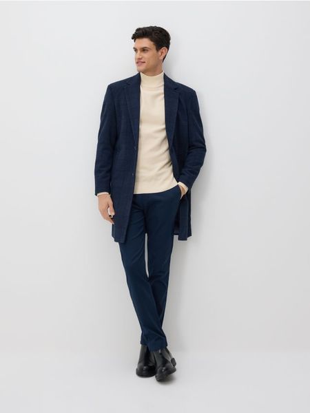 Długi płaszcz w kratę - granatowy. Niebieskie płaszcze męskie Reserved, l, bez wzorów, z dzianiny, długie, bez kaptura. Za 299.99 zł.