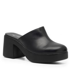 Klapki Lasocki. Czarne klapki damskie Lasocki, bez wzorów, bez obcasa. Za 199.99 zł.