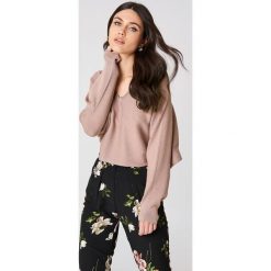 NA-KD Krótki sweter z rękawem typu nietoperz - Pink. Swetry damskie marki NA-KD. W wyprzedaży za 60.97 zł.