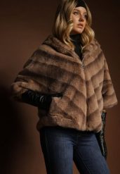 Beżowa Kurtka Futrzana o Kroju Oversize z Kapturem i Rękawami 3/4 Titene. Brązowe kurtki damskie Renee, na zimę, m, bez wzorów, z futra, z kapturem. Za 319.99 zł.