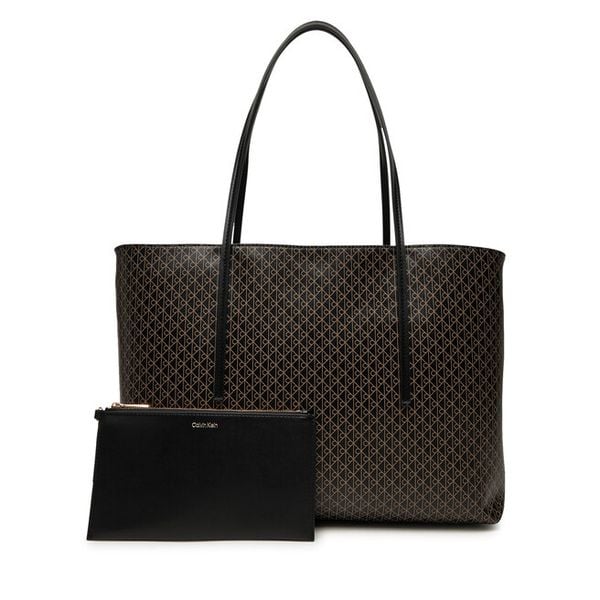 Torebka Calvin Klein. Czarne torebki do ręki damskie Calvin Klein, bez wzorów, bez dodatków. Za 589.99 zł.