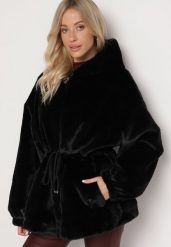 Czarna Futrzana Kurtka z Kapturem i Ściągaczem w Talii Werirani. Czarne kurtki damskie Born2be, xl, bez wzorów, z futra, z kapturem. Za 359.99 zł.