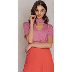 NA-KD T-shirt z dekoltem V - Pink. Różowe t-shirty damskie marki NA-KD, z bawełny, z chokerem. W wyprzedaży za 18.29 zł.