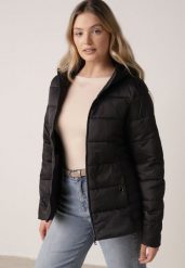 Czarna Kurtka Pikowana na Sezon Pzejściowy z Kapturem Zinnitha. Czarne kurtki damskie Born2be, l, z aplikacjami, z materiału, z kapturem. Za 129.99 zł.
