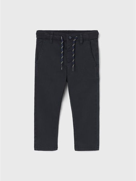 Mayoral Spodnie materiałowe 2525 Granatowy Slim Fit. Niebieskie spodnie materiałowe dla chłopców Mayoral, bez wzorów, z materiału. Za 139.99 zł.