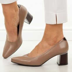 Beżowe Tan skórzane Polskie czółenka damskie Suzana 4502. Brązowe czółenka damskie Suzana, bez wzorów, z lakierowanej skóry, eleganckie, bez obcasa, na słupku, bez zapięcia. Za 439.00 zł.