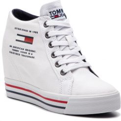 Sneakersy TOMMY JEANS - Wedge Casual Sneaker EN0EN00543 White 100. Półbuty damskie marki Tommy Jeans. Za 399.00 zł.