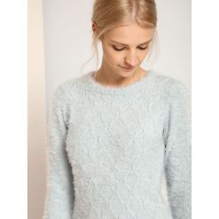 SWETER DŁUGI RĘKAW DAMSKI. Niebieskie swetry damskie TOP SECRET, na jesień, bez wzorów, retro, bez kołnierzyka, bez ramiączek, długie, bez kaptura. W wyprzedaży za 59.99 zł.