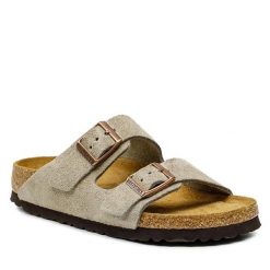 Klapki Birkenstock. Brązowe klapki damskie Birkenstock, bez wzorów, bez obcasa. Za 479.99 zł.