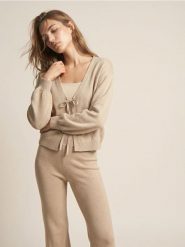 Sweter z ozdobnym wiązaniem - beżowy. Brązowe spodnie materiałowe damskie Sinsay, l, bez wzorów, bez kołnierzyka, bez ramiączek, bez kaptura. Za 49.99 zł.