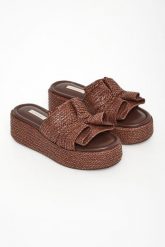Klapki damskie skórzane CASADEI. Klapki damskie Casadei, bez wzorów, bez obcasa. Za 2,759.00 zł.