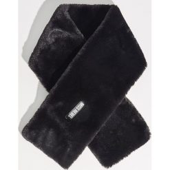 Pluszowy szal - Czarny. Czarne szaliki i chusty damskie Sinsay. Za 29.99 zł.