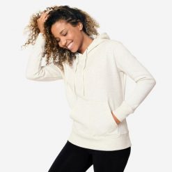 Bluza z kapturem damska Domyos Gym & Pilates. Białe bluzy sportowe damskie DOMYOS, m, bez wzorów, z bawełny, z kapturem, na fitness i siłownię. W wyprzedaży za 79.99 zł.