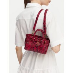 Torebka Tommy Hilfiger. Czerwone torebki do ręki damskie Tommy Hilfiger, bez wzorów, klasyczne, bez dodatków. Za 949.99 zł.