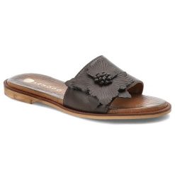 Klapki damskie Armodo, cholewka ze skóry naturalnej licowej z szerokim paskiem z przodu ozdobna aplikacja, brązowe, 40477. Brązowe klapki damskie Armodo, z aplikacjami, ze skóry, bez obcasa. Za 299.00 zł.