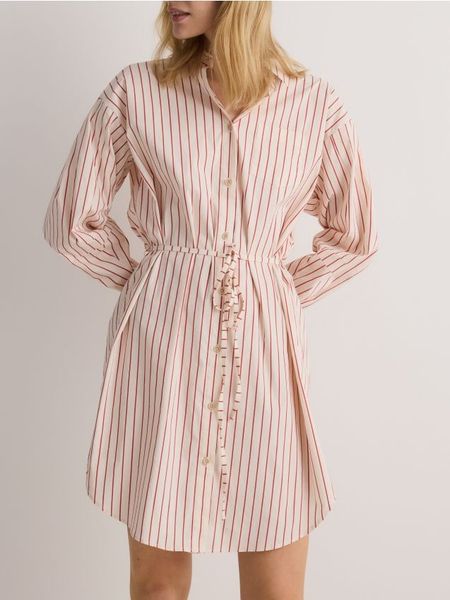 Koszulowa sukienka mini - wielobarwny. Sukienki damskie Reserved, l, bez wzorów, z bawełny, bez kołnierzyka, bez ramiączek, mini, koszulowe. W wyprzedaży za 69.99 zł.