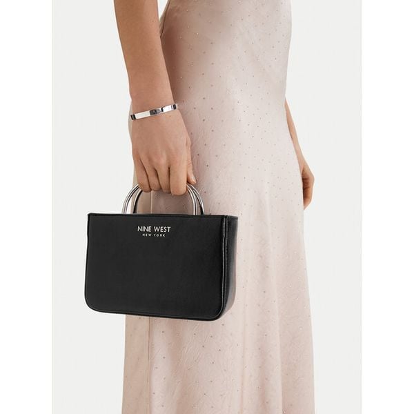 Torebka Nine West. Czarne torebki do ręki damskie Nine West, bez wzorów, bez dodatków. Za 102.99 zł.