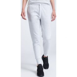 Spodnie dresowe damskie SPDD002 - chłodny jasny szary. Szare spodnie dresowe damskie 4f, na lato, z bawełny. W wyprzedaży za 119.99 zł.
