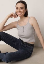 Szary Top na Ramiączkach z Prążkowanej Tkaniny z Bawełny z Guzikami Bermisa. Szare bluzki damskie Born2be, m, bez wzorów, z bawełny, eleganckie, bez kołnierzyka, bez ramiączek. Za 29.99 zł.