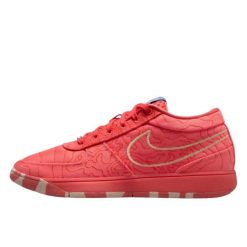 Buty do chodzenia dla dorosłych Nike Book 1 Sedona. Czerwone obuwie sportowe damskie Nike, bez wzorów, z gumy, trekkingowe. Za 1,095.97 zł.