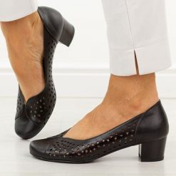 Czarne ażurowe skórzane Polskie czółenka damskie Gregors 1210. Czarne czółenka damskie GREGORS, w ażurowe wzory, ze skóry, eleganckie, z okrągłym noskiem, bez obcasa, na obcasie, bez zapięcia. W wyprzedaży za 351.12 zł.