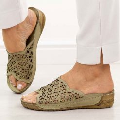 Zielone avocado ażurowe skórzane klapki damskie T.Sokolski L225. Zielone klapki damskie Sokolski, w ażurowe wzory, z materiału, klasyczne, bez obcasa, na koturnie. Za 249.00 zł.