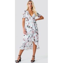 Trendyol Kopertowa sukienka w kwiaty - Grey. Sukienki damskie marki Trendyol. Za 141.95 zł.