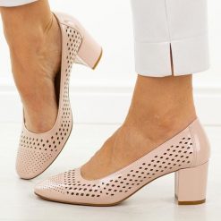 Różowe lakierowane ażurowe czółenka damskie na słupku Sergio Leone Pb848. Czerwone czółenka damskie Sergio Leone, w ażurowe wzory, z lakierowanej skóry, eleganckie, z okrągłym noskiem, bez obcasa, na słupku, bez zapięcia. Za 169.00 zł.