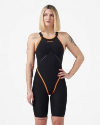 Jaked Jkrono Zamknięte Z Tyłu Spodnie Do Kolan - Rozmiar 20. Czarne spodnie sportowe damskie JAKED, s, bez wzorów, z materiału, do pływania. Za 1,805.05 zł.