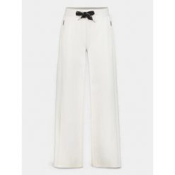 Szorty Damskie Luhta Henneri. Białe szorty sportowe damskie Luhta, bez wzorów, sportowe, na fitness i siłownię. Za 409.00 zł.