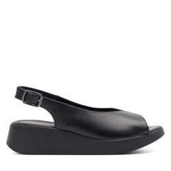 Sandały Lasocki. Czarne klapki damskie Lasocki, bez wzorów, bez obcasa, na płaskiej podeszwie, bez zapięcia. Za 159.99 zł.