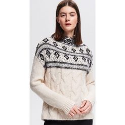 Sweter ze stójką - Wielobarwn. Swetry damskie marki Reserved. W wyprzedaży za 99.99 zł.