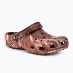 Klapki Crocs Classic Marbled Clog. Brązowe klapki damskie Crocs, bez wzorów, bez obcasa. Za 209.99 zł.