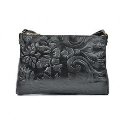 Skórzana torebka w kolorze czarnym - (S)24 x (W)18 x (G)2 cm. Czarne torby na ramię damskie Akcesoria na sylwestrową noc. W wyprzedaży za 139.95 zł.