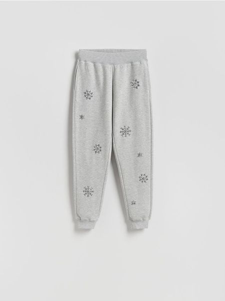 Spodnie dresowe z aplikacjami - ciemnoszary. Szare spodnie dresowe damskie Reserved, l, z aplikacjami, z bawełny. Za 99.99 zł.