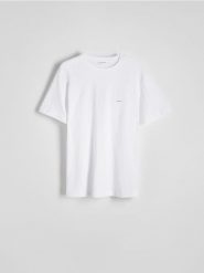 T-shirt comfort z nadrukiem na plecach - biały. Białe t-shirty męskie Reserved, l, bez wzorów, z bawełny, bez kołnierzyka. W wyprzedaży za 19.99 zł.