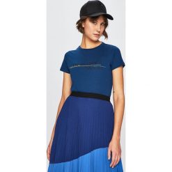 Trussardi Jeans - Top. Czerwone t-shirty damskie TRUSSARDI JEANS, s, bez wzorów, z bawełny, bez kołnierzyka. W wyprzedaży za 129.90 zł.