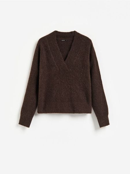 Sweter z dekoltem V - ciemnobrązowy. Brązowe swetry damskie Reserved, l, bez wzorów, z dzianiny, bez kołnierzyka, bez ramiączek, bez kaptura. Za 139.99 zł.