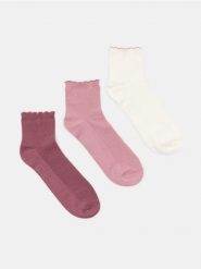 Skarpetki z falbaną 3 pack - różowy. Czerwone skarpety damskie Sinsay, bez wzorów. Za 12.99 zł.
