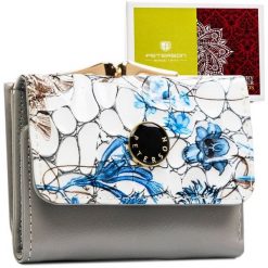 Mały, niebieski portfelik damski ze skóry naturalnej w kwiaty PTN PH32-LFL Peterson. Niebieskie portfele damskie Peterson, bez wzorów, ze skóry. Za 66.99 zł.